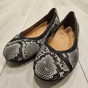 Vionic Snake Pattern Flats, size 7.5